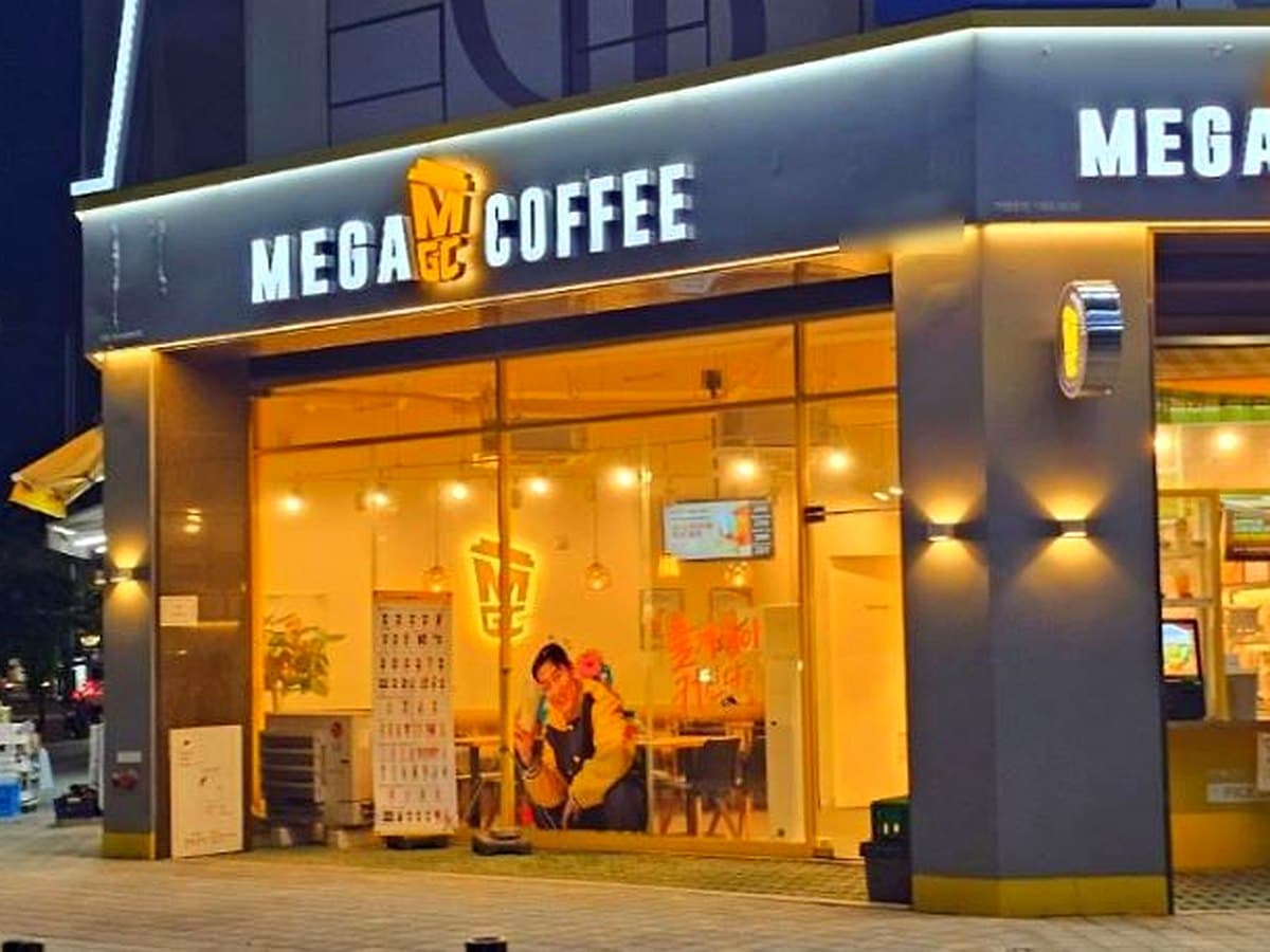 메가커피 브랜드 참고 이미지